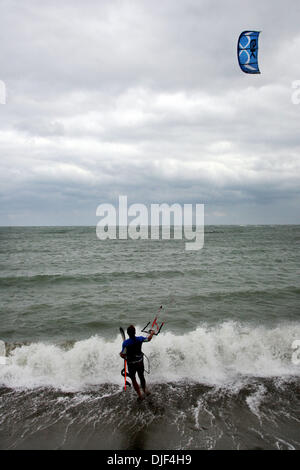 Jan 03, 2008 - Fort Pierce, Florida, Stati Uniti d'America - forti venti soffiano come Mike Anderson è pronta per immettere il surf al Molo Sud Park il giovedì pomeriggio. "È la prima volta che ho indossato una muta in questa stagione,' ha commentato Anderson. (Credito Immagine: © Amanda Voisard/Palm Beach post/ZUMA Premere) Restrizioni: * USA Tabloid diritti * Foto Stock