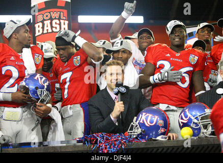 Jan 03, 2008 - Giardini di Miami, Florida, Stati Uniti d'America - i giocatori Jayhawks invadere la volpe dopo la loro vittoria su il Hokies durante il 2008 Orange Bowl al Dolphin Stadium di Miami. (Credito Immagine: © Bill Ingram/Palm Beach post/ZUMA Premere) Restrizioni: * USA Tabloid diritti * Foto Stock