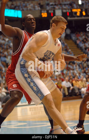 Jan 12, 2008 - Chapel Hill, North Carolina, Stati Uniti d'America - Carolina Tarheels (50) Tyler Hansbrough come l'università di North Carolina Tarheels sconfitto il North Carolina State Wolfpack 93-63 come hanno giocato il Dean Smith Center situato a Chapel Hill. (Credito Immagine: © Jason Moore/ZUMA Press) Foto Stock