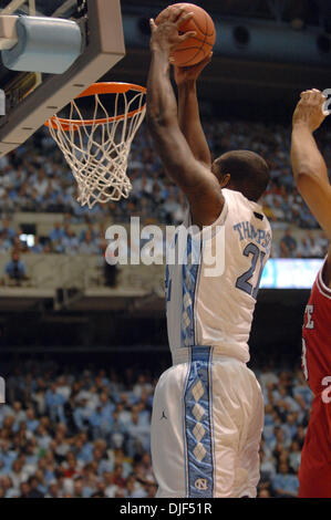 Jan 12, 2008 - Chapel Hill, North Carolina, Stati Uniti d'America - Carolina Tarheels (21) DEON THOMPSON slam il basket come l'università di North Carolina Tarheels sconfitto il North Carolina State Wolfpack 93-63 come hanno giocato il Dean Smith Center situato a Chapel Hill. (Credito Immagine: © Jason Moore/ZUMA Press) Foto Stock