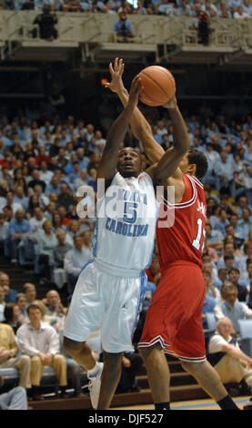 Jan 12, 2008 - Chapel Hill, North Carolina, Stati Uniti d'America - Carolina Tarheels (5) Ty Lawson come l'università di North Carolina Tarheels sconfitto il North Carolina State Wolfpack 93-63 come hanno giocato il Dean Smith Center situato a Chapel Hill. (Credito Immagine: © Jason Moore/ZUMA Press) Foto Stock