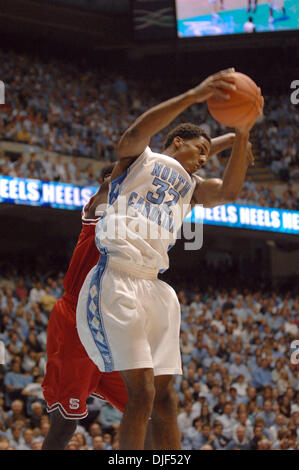 Jan 12, 2008 - Chapel Hill, North Carolina, Stati Uniti d'America - Carolina Tarheels (32) ALEX STEPHESON come l'università di North Carolina Tarheels sconfitto il North Carolina State Wolfpack 93-63 come hanno giocato il Dean Smith Center situato a Chapel Hill. (Credito Immagine: © Jason Moore/ZUMA Press) Foto Stock