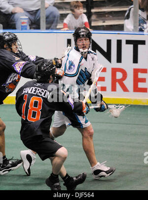 12 gennaio 2008: NLL - La Bufala banditi sconfitto il Rochester Knighthawks 13-9 all'Arena Blue Cross a Rochester, New York. Rochester Nighthawks avanti John Grant (#24) ottiene il Buffalo banditi attenzione mentre si tenta di cliente.(Immagine di credito: © Alan Schwartz/Cal Sport Media) Foto Stock