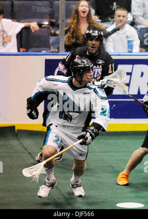 12 gennaio 2008: NLL - La Bufala banditi sconfitto il Rochester Knighthawks 13-9 all'Arena Blue Cross a Rochester, New York. Rochester Nighthawks defenceman Scott Ditzell in azione contro un bufalo.(Immagine di credito: © Alan Schwartz/Cal Sport Media) Foto Stock