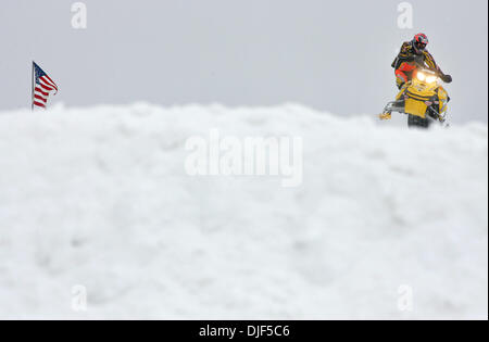 Jan 12, 2008 - Minneapolis, Minnesota, Stati Uniti d'America - Professional motoslitta racer Brett Turcotte, della British Columbia, lanciate in aria durante un turno di qualificazione del Pro Super Stock concorrenza durante la U.S. Air Force Canterbury Snocross. I concorrenti hanno gareggiato su un uomo corso di curve strette e gobbe costruito di neve all'interno dell'autodromo di Canterbury. I corridori professionisti potrebbero comp Foto Stock