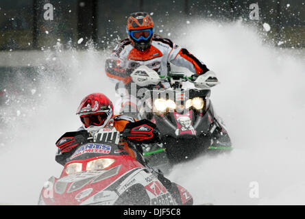 Jan 12, 2008 - Minneapolis, Minnesota, Stati Uniti d'America - Professional motoslitta racers T.J. GULLA (44), primo piano e D.J. EKRE, sfondo, negoziato una volta durante un turno di qualificazione per il Pro Super Stock finali durante gli Stati Uniti Air Force Canterbury Snocross. (Credito Immagine: © Jennifer Simonson/Minneapolis Star Tribune/ZUMA Premere) Restrizioni: * USA Tabloid diritti * Foto Stock