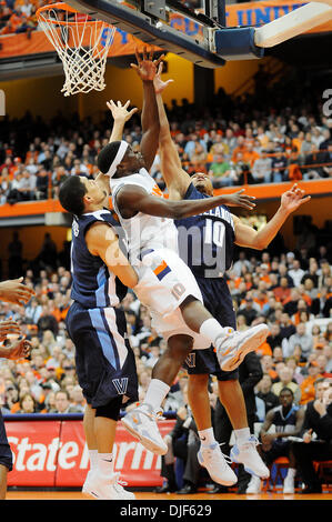 19 gennaio 2008 - Villanova University ha sconfitto la Syracuse University 81-71 in un Grande Oriente College Basketball match al Carrier Dome in Syracuse, New York. Siracusa guard Jonny Flynn (#10) ottiene il cesto nonostante la difesa di Villanova.(Immagine di credito: © Alan Schwartz/Cal Sport Media) Foto Stock