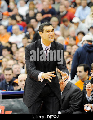 19 gennaio 2008 - Villanova University ha sconfitto la Syracuse University 81-71 in un Grande Oriente College Basketball match al Carrier Dome in Syracuse, New York. Villanova head coach Jay Wright durante la riproduzione di Syracuse University.(Immagine di credito: © Alan Schwartz/Cal Sport Media) Foto Stock