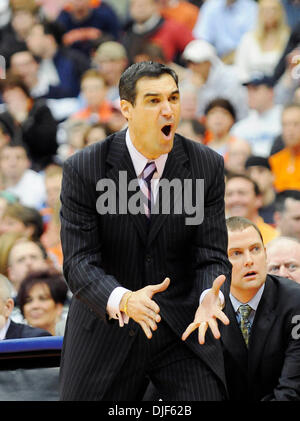 19 gennaio 2008 - Villanova University ha sconfitto la Syracuse University 81-71 in un Grande Oriente College Basketball match al Carrier Dome in Syracuse, New York. Villanova head coach Jay Wright durante la riproduzione di Syracuse University.(Immagine di credito: © Alan Schwartz/Cal Sport Media) Foto Stock