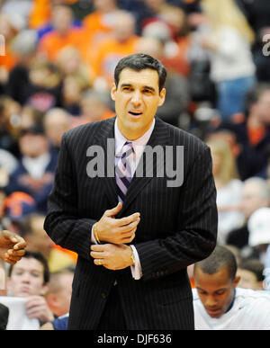 19 gennaio 2008 - Villanova University ha sconfitto la Syracuse University 81-71 in un Grande Oriente College Basketball match al Carrier Dome in Syracuse, New York. Villanova head coach Jay Wright durante la riproduzione di Syracuse University.(Immagine di credito: © Alan Schwartz/Cal Sport Media) Foto Stock