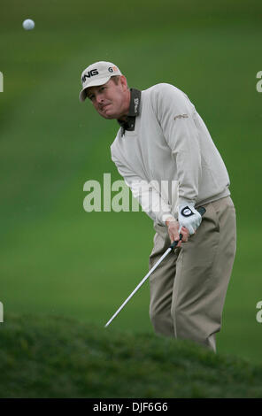 Jan 24, 2008 - La Jolla, California, Stati Uniti d'America - Giorno 1 della Buick Invitational Golf Tournament a Torry Pini Campo da Golf. JEFF MAGGERT chips al verde sul foro 11 del Sud corso. (Credito Immagine: © Charlie Neuman/San Diego Union Tribune/ZUMA SPL) Restrizioni: * USA Tabloid diritti * Foto Stock