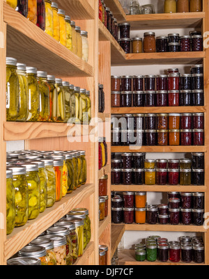 Gli shelf di storage in dispensa con fatti in casa conserve di conserve di frutta e ortaggi Foto Stock