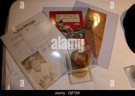 Jan 28, 2008 - Manhattan, New York, Stati Uniti d'America - Hall of Fame New York Yankees Pitcher Whitey Ford uniti aste suoneria funzionari e rappresentanti di dalla MLB per svelare un campionamento della collezione che sarà venduto presso la DHL All-Star FanFest durante l'All-Star settimana di luglio 14-15 a Jacob K. Javits Center. (Credito Immagine: © Mariela Lombard/ZUMA Premere) Restrizioni: * New York City nuovo Foto Stock