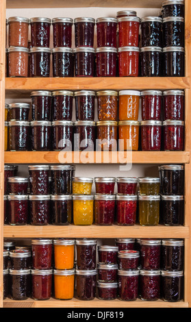 Conserve di merci su legno shelf di storage in armadio Foto Stock