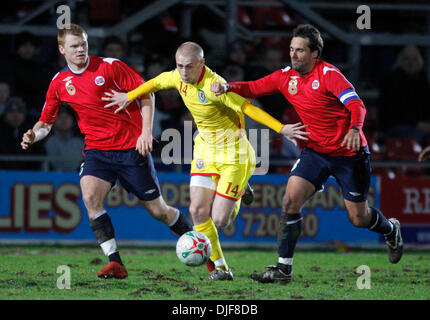 David Cotterill del Galles ottiene tra John Arne Riise e Martin Andersen di Norvegia (credito Immagine: © fotografo/Cal Sport Media) Foto Stock