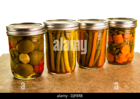 In casa di vasetti di conserve vegetali immagazzinati in vasetti di vetro Foto Stock