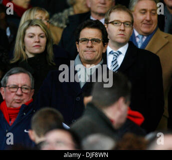 Inghilterra manager Fabio Capello nelle gabbie per guardare la partita (credito Immagine: © fotografo/Cal Sport Media) Foto Stock