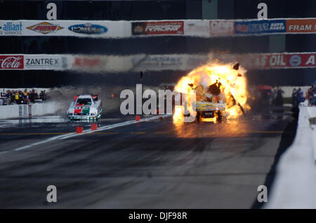 Feb 10, 2008 - Pomona, California, Stati Uniti d'America - National Hot Rod Association funny auto driver TONY PEDREGON il motore esplode come egli corse contro John vigore a quasi 300 mph domenica 10 febbraio, 2008 durante la 48Carquest annuale Ricambi Auto NHRA Winternationals a Pomona Raceway in Pomona, California Pedregon è stato trasportato in un ospedale vicino con ustioni alla mano destra e restituito a Foto Stock