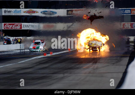 Feb 10, 2008 - Pomona, California, Stati Uniti d'America - National Hot Rod Association funny auto driver TONY PEDREGON il motore esplode come egli corse contro John vigore a quasi 300 mph domenica 10 febbraio, 2008 durante la 48Carquest annuale Ricambi Auto NHRA Winternationals a Pomona Raceway in Pomona, California Pedregon è stato trasportato in un ospedale vicino con ustioni alla mano destra e restituito a Foto Stock