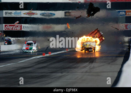 Feb 10, 2008 - Pomona, California, Stati Uniti d'America - National Hot Rod Association funny auto driver TONY PEDREGON il motore esplode come egli corse contro John vigore a quasi 300 mph domenica 10 febbraio, 2008 durante la 48Carquest annuale Ricambi Auto NHRA Winternationals a Pomona Raceway in Pomona, California Pedregon è stato trasportato in un ospedale vicino con ustioni alla mano destra e restituito a Foto Stock