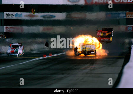 Feb 10, 2008 - Pomona, California, Stati Uniti d'America - National Hot Rod Association funny auto driver TONY PEDREGON il motore esplode come egli corse contro John vigore a quasi 300 mph domenica 10 febbraio, 2008 durante la 48Carquest annuale Ricambi Auto NHRA Winternationals a Pomona Raceway in Pomona, California Pedregon è stato trasportato in un ospedale vicino con ustioni alla mano destra e restituito a Foto Stock