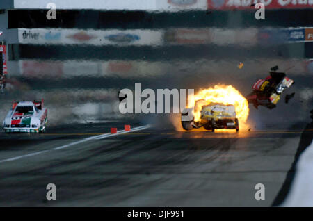 Feb 10, 2008 - Pomona, California, Stati Uniti d'America - National Hot Rod Association funny auto driver TONY PEDREGON il motore esplode come egli corse contro John vigore a quasi 300 mph domenica 10 febbraio, 2008 durante la 48Carquest annuale Ricambi Auto NHRA Winternationals a Pomona Raceway in Pomona, California Pedregon è stato trasportato in un ospedale vicino con ustioni alla mano destra e restituito a Foto Stock