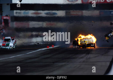 Feb 10, 2008 - Pomona, California, Stati Uniti d'America - National Hot Rod Association funny auto driver TONY PEDREGON il motore esplode come egli corse contro John vigore a quasi 300 mph domenica 10 febbraio, 2008 durante la 48Carquest annuale Ricambi Auto NHRA Winternationals a Pomona Raceway in Pomona, California Pedregon è stato trasportato in un ospedale vicino con ustioni alla mano destra e restituito a Foto Stock