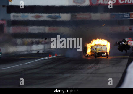 Feb 10, 2008 - Pomona, California, Stati Uniti d'America - National Hot Rod Association funny auto driver TONY PEDREGON il motore esplode come egli corse contro John vigore a quasi 300 mph domenica 10 febbraio, 2008 durante la 48Carquest annuale Ricambi Auto NHRA Winternationals a Pomona Raceway in Pomona, California Pedregon è stato trasportato in un ospedale vicino con ustioni alla mano destra e restituito a Foto Stock