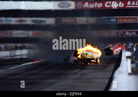 Feb 10, 2008 - Pomona, California, Stati Uniti d'America - National Hot Rod Association funny auto driver TONY PEDREGON il motore esplode come egli corse contro John vigore a quasi 300 mph domenica 10 febbraio, 2008 durante la 48Carquest annuale Ricambi Auto NHRA Winternationals a Pomona Raceway in Pomona, California Pedregon è stato trasportato in un ospedale vicino con ustioni alla mano destra e restituito a Foto Stock