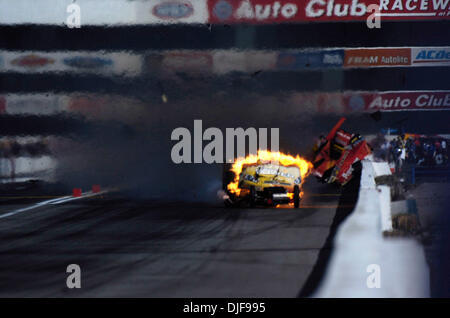 Feb 10, 2008 - Pomona, California, Stati Uniti d'America - National Hot Rod Association funny auto driver TONY PEDREGON il motore esplode come egli corse contro John vigore a quasi 300 mph domenica 10 febbraio, 2008 durante la 48Carquest annuale Ricambi Auto NHRA Winternationals a Pomona Raceway in Pomona, California Pedregon è stato trasportato in un ospedale vicino con ustioni alla mano destra e restituito a Foto Stock