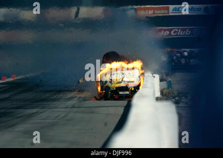 Feb 10, 2008 - Pomona, California, Stati Uniti d'America - National Hot Rod Association funny auto driver TONY PEDREGON il motore esplode come egli corse contro John vigore a quasi 300 mph domenica 10 febbraio, 2008 durante la 48Carquest annuale Ricambi Auto NHRA Winternationals a Pomona Raceway in Pomona, California Pedregon è stato trasportato in un ospedale vicino con ustioni alla mano destra e restituito a Foto Stock