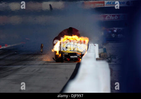 Feb 10, 2008 - Pomona, California, Stati Uniti d'America - National Hot Rod Association funny auto driver TONY PEDREGON il motore esplode come egli corse contro John vigore a quasi 300 mph domenica 10 febbraio, 2008 durante la 48Carquest annuale Ricambi Auto NHRA Winternationals a Pomona Raceway in Pomona, California Pedregon è stato trasportato in un ospedale vicino con ustioni alla mano destra e restituito a Foto Stock