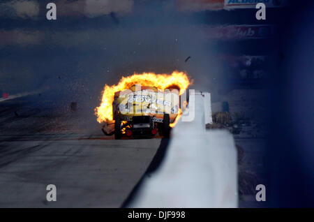 Feb 10, 2008 - Pomona, California, Stati Uniti d'America - National Hot Rod Association funny auto driver TONY PEDREGON il motore esplode come egli corse contro John vigore a quasi 300 mph domenica 10 febbraio, 2008 durante la 48Carquest annuale Ricambi Auto NHRA Winternationals a Pomona Raceway in Pomona, California Pedregon è stato trasportato in un ospedale vicino con ustioni alla mano destra e restituito a Foto Stock