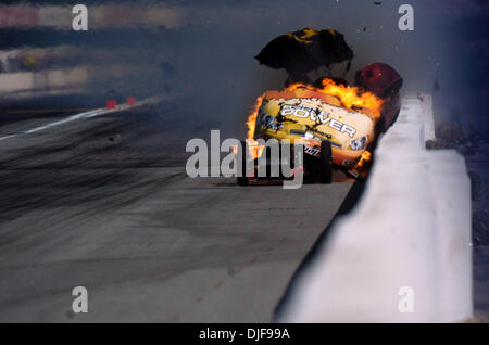 Feb 10, 2008 - Pomona, California, Stati Uniti d'America - National Hot Rod Association funny auto driver TONY PEDREGON il motore esplode come egli corse contro John vigore a quasi 300 mph domenica 10 febbraio, 2008 durante la 48Carquest annuale Ricambi Auto NHRA Winternationals a Pomona Raceway in Pomona, California Pedregon è stato trasportato in un ospedale vicino con ustioni alla mano destra e restituito a Foto Stock