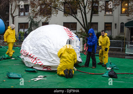 NEW YORK, NY, STATI UNITI D'AMERICA, nov. 27, 2013. 'Macy Baseball dell' palloncino gonfiato il giorno prima della 87th annuale di Macy's Thanksgiving Day Parade. Credito: Jennifer Booher/Alamy Live News Foto Stock