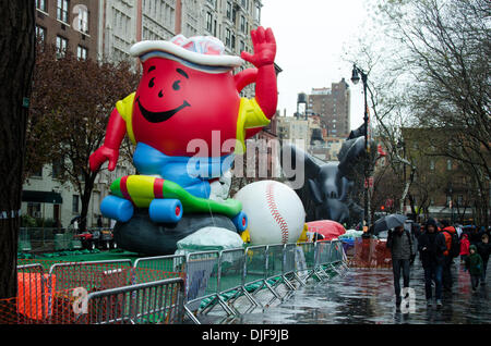 NEW YORK, NY, STATI UNITI D'AMERICA, nov. 27, 2013. "L'uomo Koolaid, baseball' e 'impotente' palloncini essendo gonfiato il giorno prima della 87th annuale di Macy's Thanksgiving Day Parade. Credito: Jennifer Booher/Alamy Live News Foto Stock