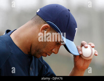 Feb 21, 2008 - San Pietroburgo, Florida, Stati Uniti d'America - Lefty DAVID PRICE si riscalda prima di vivere il beccheggio durante lo spring training presso il Complesso Naimoli. (Credito immagine: Foto Stock