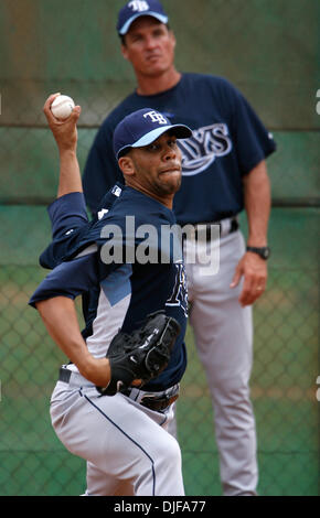 Feb 21, 2008 - San Pietroburgo, Florida, Stati Uniti d'America - Lefty DAVID PRICE si riscalda prima di vivere il beccheggio durante lo spring training presso il Complesso Naimoli. (Credito immagine: Foto Stock