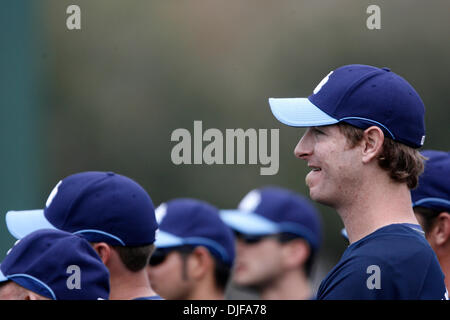 Feb 21, 2008 - San Pietroburgo, Florida, Stati Uniti d'America - JEFF NIEMANN, destra, ascolta Manager Joe Maddon durante una riunione del team presso il Complesso Naimoli durante lo spring training. (Credito immagine: Foto Stock