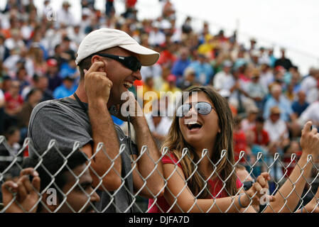 Feb 21, 2008 - San Pietroburgo, Florida, Stati Uniti d'America - Pascal Boulet, 37 e ALEXIA BOULET, 11, reagiscono al ruggito del campo come la IndyCar Series Grand Prix di San Pietroburgo diventa verde. (Credito Immagine: © Wallace, Daniel/San Pietroburgo volte/ZUMA Premere) Restrizioni: * Tampa Tribune e USA Tabloid diritti * Foto Stock