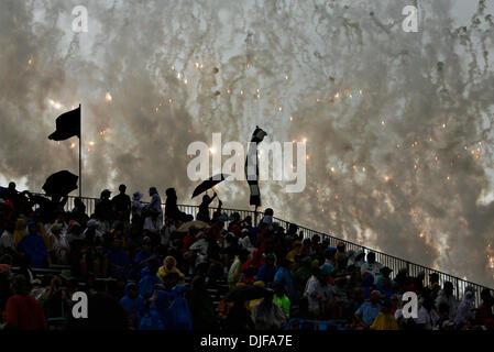 Feb 21, 2008 - San Pietroburgo, Florida, Stati Uniti d'America - Fuochi d'artificio andare off all'inizio della IndyCar Grand Prix di San Pietroburgo, come spettatori vista da girare a dieci le tribune. (Credito immagine: Foto Stock