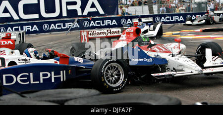 Feb 21, 2008 - San Pietroburgo, Florida, Stati Uniti d'America - TOWNSEND BELL, destra sbatte a Vitor Meira a sua volta dieci, dopo la Meira aggrovigliato con Franck Perera e fatta scorrere fuori rotta durante la IndyCar Series Grand Prix di San Pietroburgo. (Credito Immagine: © Wallace, Daniel/San Pietroburgo volte/ZUMA Premere) Restrizioni: * Tampa Tribune e USA Tabloid diritti * Foto Stock