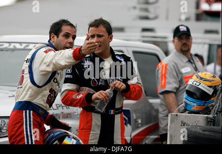 Feb 21, 2008 - San Pietroburgo, Florida, Stati Uniti d'America - Driver Vitor Meira, sinistra, dà FRANCK PERERA un earfull dopo le due si è schiantato a sua volta dieci durante la IndyCar Series Grand Prix di San Pietroburgo. (Credito Immagine: © Wallace, Daniel/San Pietroburgo volte/ZUMA Premere) Restrizioni: * Tampa Tribune e USA Tabloid diritti * Foto Stock