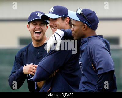 Feb 21, 2008 - San Pietroburgo, Florida, Stati Uniti d'America - terza base candidato EVAN LONGORIA, Rocco Baldelli e CARL CRAWFORD ridere mentre aspettano il loro turno durante la prima base di trapani presso il Complesso Naimoli a San Pietroburgo giovedì 21 febbraio, 2008. (Credito Immagine: © James Borchuck/SAN Pietroburgo volte/ZUMA Premere) Restrizioni: * Tampa Tribune e USA Tabloid diritti * Foto Stock