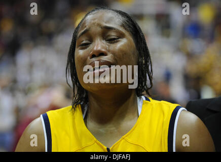 California Golden Bear's Alexis Gray-Lawson, #21, versa lacrime come lei cammina dal pavimento dopo essere stato sconfitto da Stanford CARDINALI Sabato 23 Febbraio, 2008 a Haas Pavilion di Berkeley, California Stanford sconfitto Cal 60-58. (Jose Carlos Fajardo/Contra Costa Times/ZUMA Press). Foto Stock