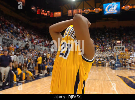 California Golden Bear's Alexis Gray-Lawson, #21, copre il suo volto come gli orsi perda la Stanford CARDINALI Sabato 23 Febbraio, 2008 a Haas Pavilion di Berkeley, California Stanford sconfitto Cal 60-58. (Jose Carlos Fajardo/Contra Costa Times/ZUMA Press). Foto Stock