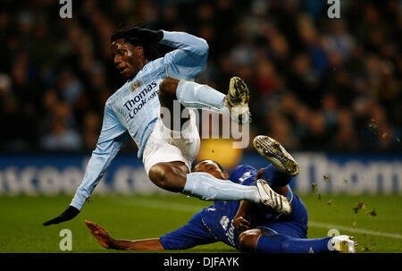 Benjani Mwaruwari del Manchester City è terminato da Joseph Yobo di Everton (credito Immagine: © fotografo/Cal Sport Media) Foto Stock