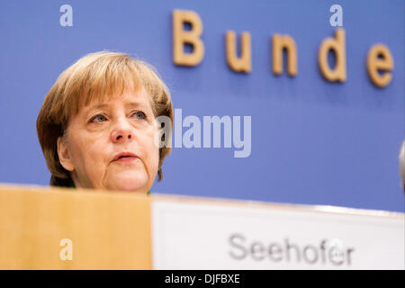 Berlino, Germania. 27 Nov, 2013. Merkel (CDU), Seehofer (CSU) e Gabriel (SPD) presente la coalizione il contratto alla Bundespressekonferenz a Berlino. / Immagine: Angela Merkel, il Cancelliere tedesco a Berlino il 27 novembre 2013.Foto: Reynaldo Paganelli/NurPhoto Credito: Reynaldo Paganelli/NurPhoto/ZUMAPRESS.com/Alamy Live News Foto Stock