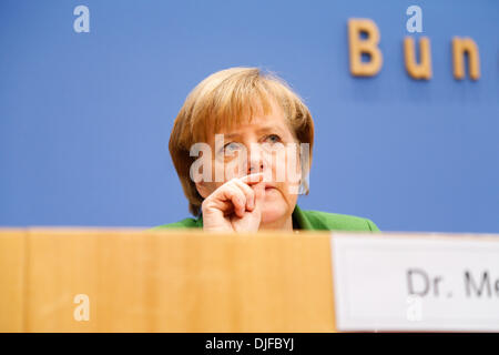 Berlino, Germania. 27 Nov, 2013. Merkel (CDU), Seehofer (CSU) e Gabriel (SPD) presente la coalizione il contratto alla Bundespressekonferenz a Berlino. / Immagine: Angela Merkel, il Cancelliere tedesco a Berlino il 27 novembre 2013.Foto: Reynaldo Paganelli/NurPhoto Credito: Reynaldo Paganelli/NurPhoto/ZUMAPRESS.com/Alamy Live News Foto Stock