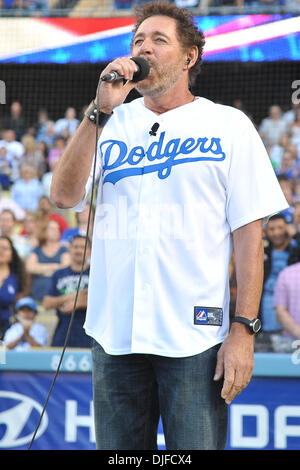 Giugno 04, 2010 - Los Angeles, California, Stati Uniti - 04 Giugno 2010: Barry Williams canta l'inno nazionale. Il Los Angeles Dodgers sconfitto il Atlanta Braves, 5-4 al Dodger Stadium di Los Angeles, California..Mandatory Credit: Andrew Fielding / Southcreek globale di credito (Immagine: © Andrew Fielding/Southcreek globale/ZUMApress.com) Foto Stock